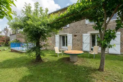 a table and chairs in front of a house at Perets petit in Montégut-Lauragais