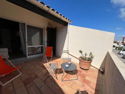a patio with chairs and a table on a balcony at Villa Climatisée 6 Pers - Proche Port & Village - Parking Privé - FR-1-796-88 in Gruissan
