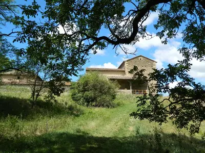 a house in the middle of a field at Domaine Puy Saint Jammes in Castres
