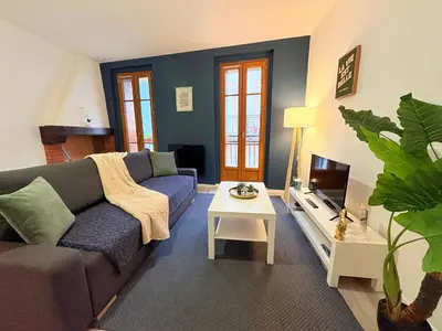 a living room with a couch and a tv at L'Écho du Castella in Pamiers