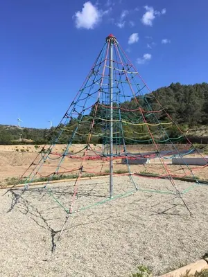 a net in the middle of a playground at La Maison Des Vendangeurs in Villesèque-des-Corbières