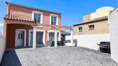 a house with a porch with a patio at Maison tout confort belle terrasse sud in Sigean
