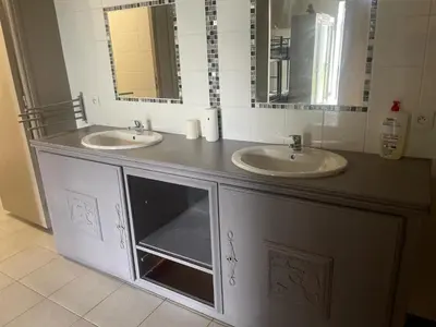 a bathroom with two sinks and a mirror at Dortoir de 12Lits in Mas-Saintes-Puelles