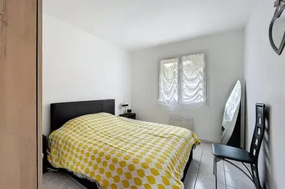 a bedroom with a bed and a window at La Dali - Maison de vacance proche de la mer in Sigean
