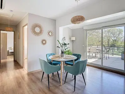 a dining room with a table and chairs at La terrasse du Canal, appartement pour 5 personnes in La Redorte