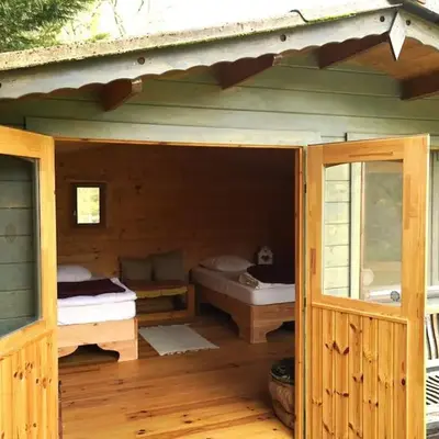 Jolie cabane avec vue magique sur la montagne