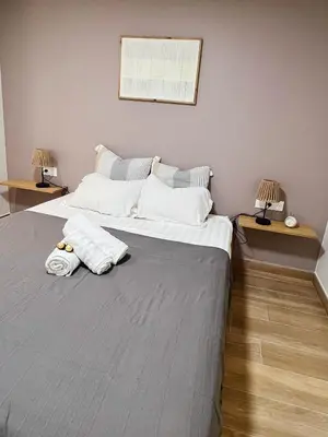a bedroom with two beds with white sheets and two lamps at Japandi en centre-ville in Narbonne