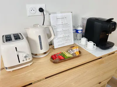 a counter with a coffee maker and a toaster at Japandi en centre-ville in Narbonne