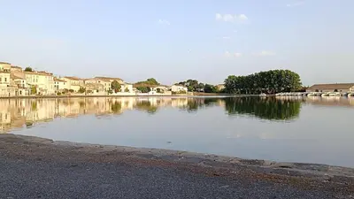 a large body of water with houses and trees at Le refuge du canal Local à vélo Face canal du midi in Castelnaudary