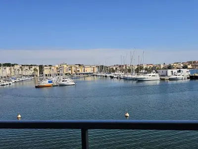 a harbor filled with lots of boats in the water at Studio cabine climatisé magnifique vue port in Gruissan