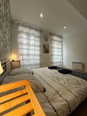 a bedroom with a large bed and a window at Charmant Appartement - 2 chambres - Carcassonne Centre in Carcassonne