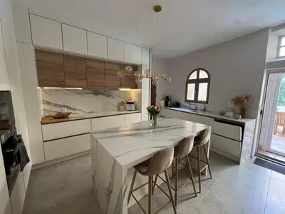 a kitchen with a large marble table and chairs at La paisible, coeur de ville Narbonne in Narbonne