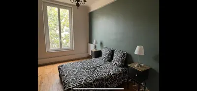 a bedroom with a bed and a window at La paisible, coeur de ville Narbonne in Narbonne