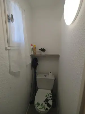 a small bathroom with a toilet in a room at Côté Marina in Gruissan