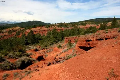 a view of a canyon with red rocks and trees at Le Petit Coeur de Cassaignes in Cassaignes