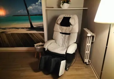 a white reclining chair in a room with a painting at Le Petit Coeur de Cassaignes in Cassaignes