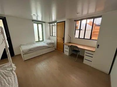 a small room with a desk and a bed at Maison Gruissan village in Gruissan