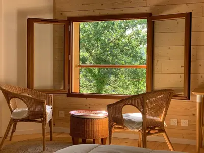 two chairs and a table in a room with a window at Chambre confortable à la campagne in Dun