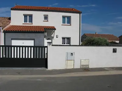 a white house with a gate and a fence at Douce Parenthèse - Maison de Vacances - 8 pers - Terrasse in Lapalme