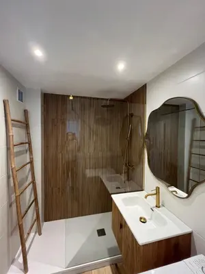a bathroom with a sink and a shower and a mirror at APPARTEMENT Rénové de type 3 VUE MER in Port-la-Nouvelle
