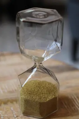an hourglass with sand in it sitting on a table at Chez Céline, plein centre ville in Narbonne