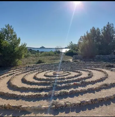 a water fountain in the middle of a stone labyrinth at Charmant T2 à 5min des plages in Port-la-Nouvelle