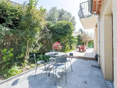 a patio with a table and chairs and a balcony at Maison des Artistes - Centre Ville in Narbonne