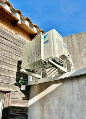 a air conditioner on the side of a building at L'Escale médiévale in Carcassonne