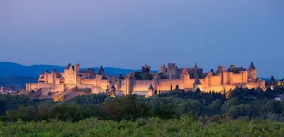 a castle sitting on top of a hill at L'Escale médiévale in Carcassonne