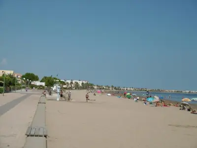 a beach with a bunch of people on it at Appart RDC avec cour à 60 m plage du Grazel Gruissan in Gruissan