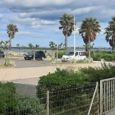Appart RDC avec cour à 60 m plage du Grazel Gruissan