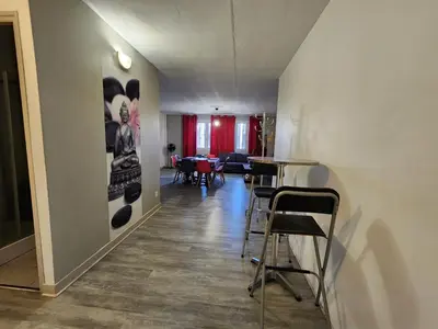 a hallway with chairs and a table in a room at Grand appartement vue sur la Cité ! in Carcassonne