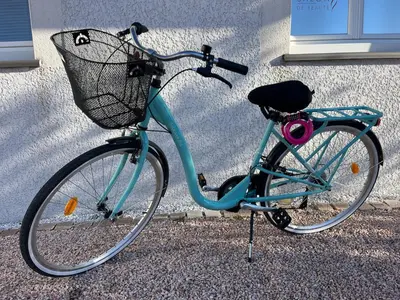 a bike with a basket parked in front of a building at Gruissan Plage Studio RDC avec Piscine Wifi Parking Clim in Gruissan