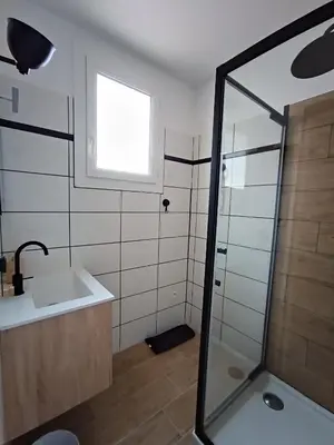 a bathroom with a sink and a shower at le studio du Chat qui Pêche in Gruissan