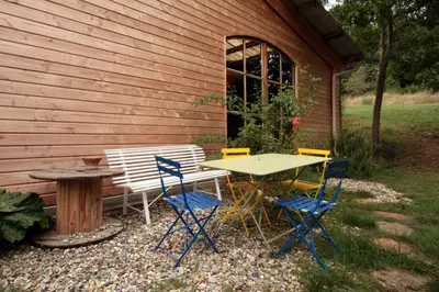 a table and chairs in front of a house at Gite rural de Bergnes à l'ombre des grands pins in Campagne-sur-Aude