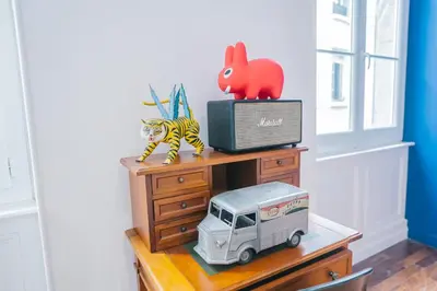 a toy truck on a dresser with a radio at Luxueux-Climatisation-3 chambres-2SDB-Garage -AJ in Carcassonne