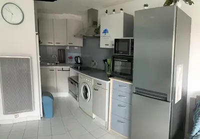 a kitchen with a refrigerator and a washing machine at Bleu Riviera Lumière, Calme et Air Marin in Port-la-Nouvelle