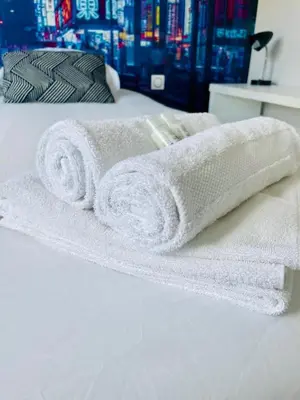 a pile of towels sitting on top of a bed at La Maison Nikaïa in Narbonne