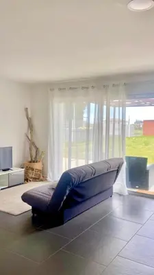 a pilates bed in a room with a window at Appartement Malibu in Lapalme