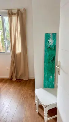 a room with a bench and a window at Appartement Malibu in Lapalme