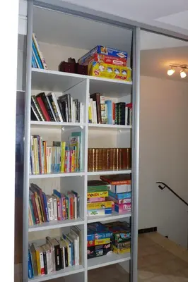 a book shelf filled with lots of books at Villa hameau paisible Ardouane, à côté voie verte in Riols