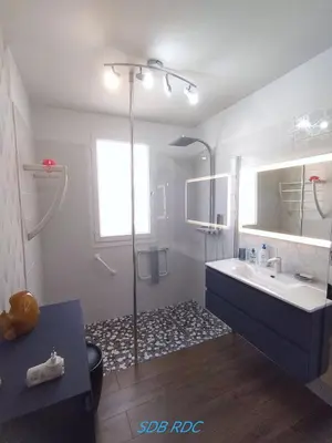 a bathroom with a shower and a sink at Lumineuse villa au pied de la pinède in Lézignan-Corbières