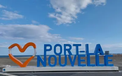 a sign for a porta novoville on the beach at La Maison de la Plage in Port-la-Nouvelle