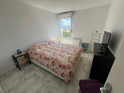 a bedroom with a bed and a window at Appartement vue château in Carcassonne