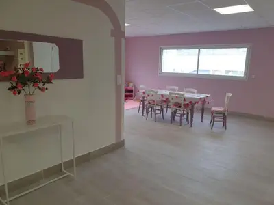a dining room with a table and chairs in a room at L'arche rose in Nailloux