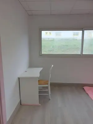 a white room with a desk and a chair at L'arche rose in Nailloux
