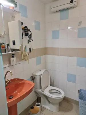a bathroom with a toilet and a sink at La Tropicale, studio climatisé avec parking, Proche Cité médiévale in Carcassonne