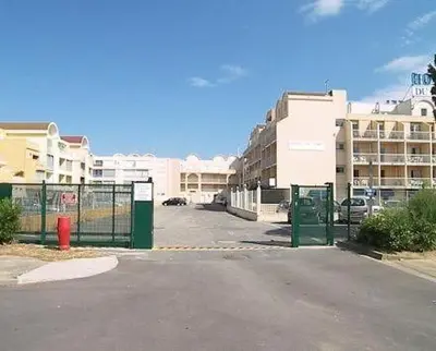 an empty street in a parking lot with buildings at Apt de charme 4 pers, vue port, location idéale in Gruissan