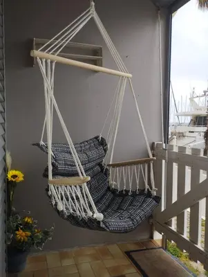 a hanging hammock on the balcony of a house at Apt de charme 4 pers, vue port, location idéale in Gruissan