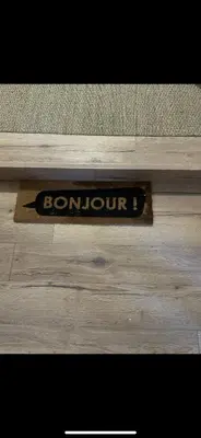 a wooden floor with a sign that says bonour on it at Ô banc de la vigne in Fabrezan